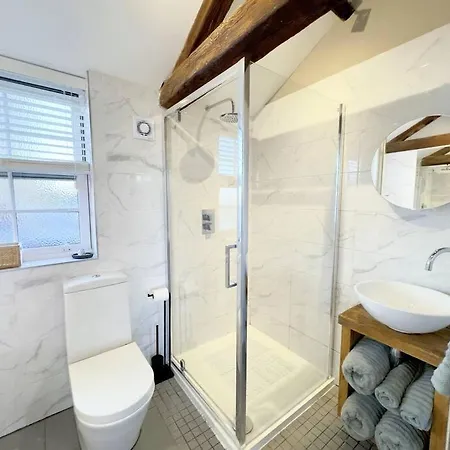 Whitkirk Apartment *